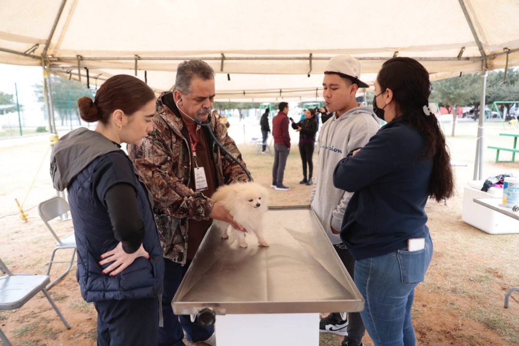 Aprovechan vecinos de la colonia Valles del Paraíso servicios en brigada mixta 