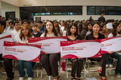 Entregan becas “Futuro Tamaulipas Jóvenes de Nivel Superior” en Nuevo Laredo