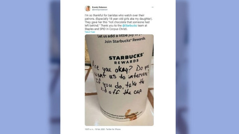 Barista de Starbucks ofrece ayuda a chica que parecía en peligro