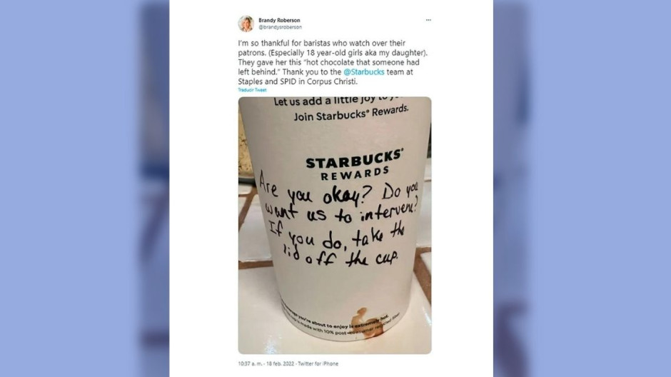 Barista de Starbucks ofrece ayuda a chica que parecía en peligro
