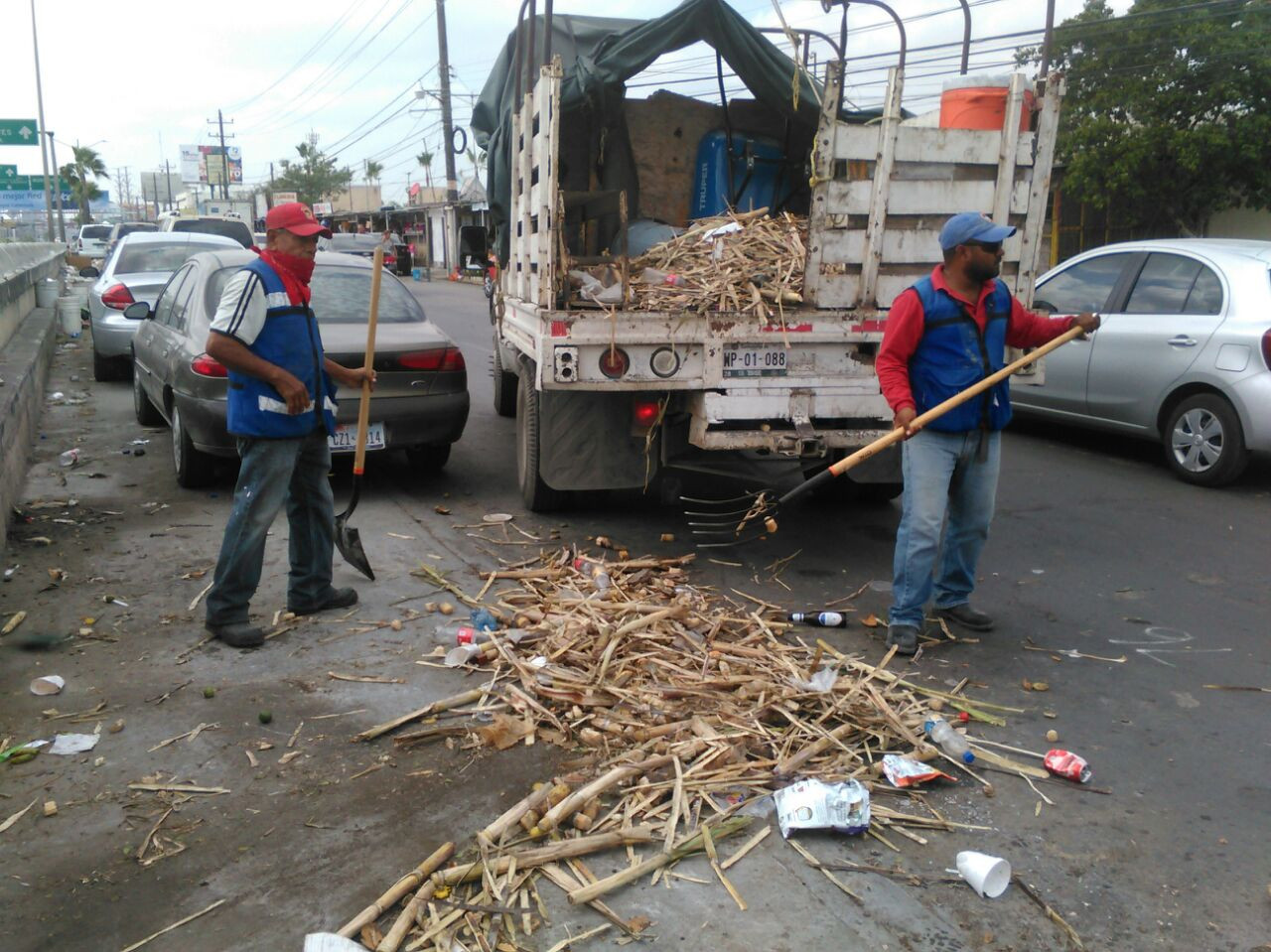 Dejan limpia periferia del panteón tras día de muertos