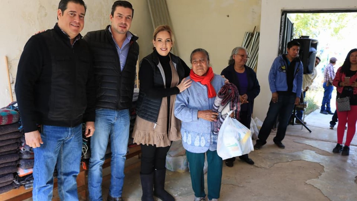 Entregan cobijas de “Abrigando Familias con Amor”