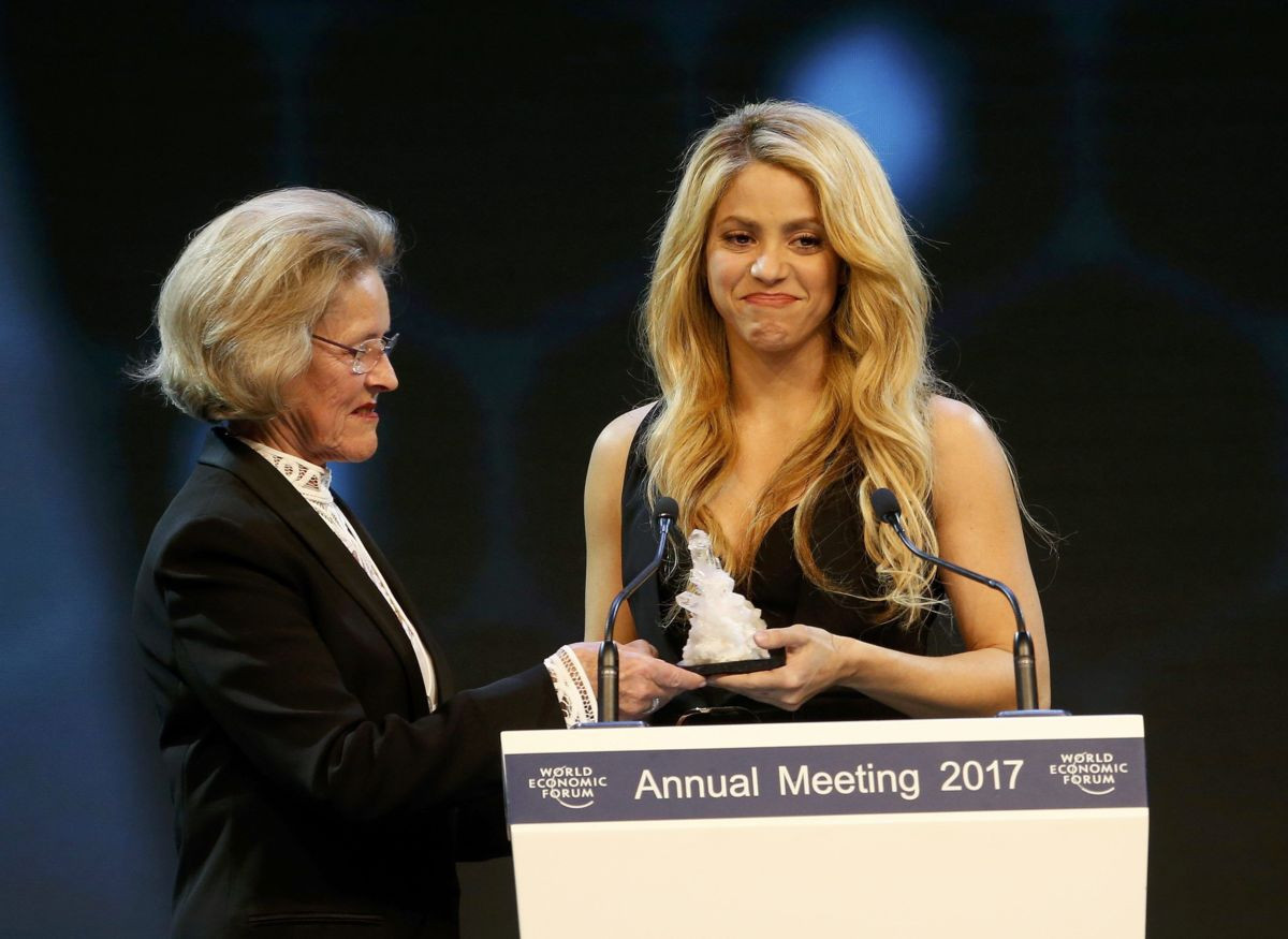 Shakira recibe reconocimiento en Davos por su apoyo a la educación