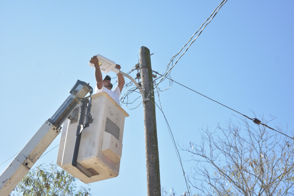 Instala Servicios Primarios más de mil 900 luminarias