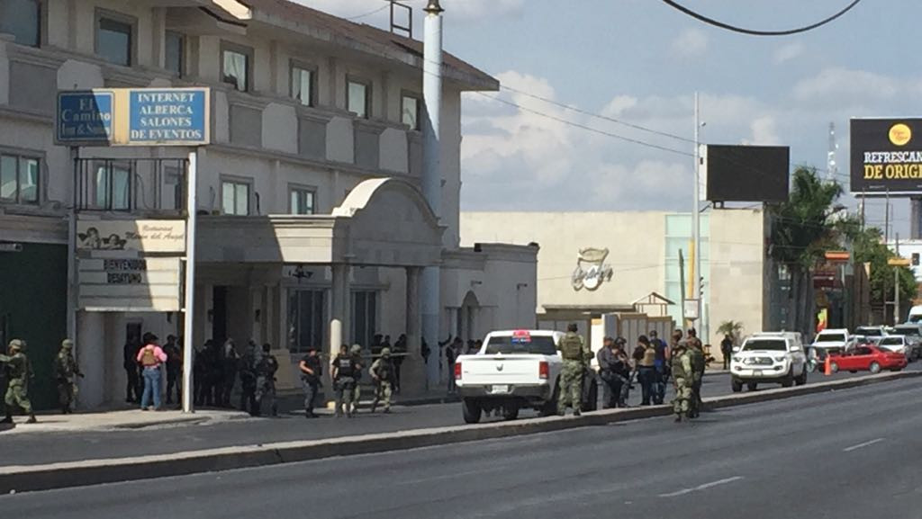 Lanzan artefacto explosivo contra hotel que hospeda a PF y PE