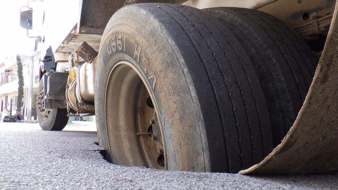 Se hunde camión de basura en socavón