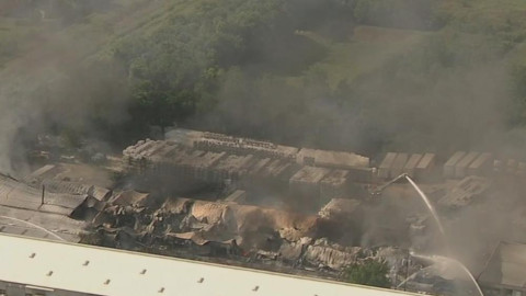 Incendio consume bodega de contenedores en Houston