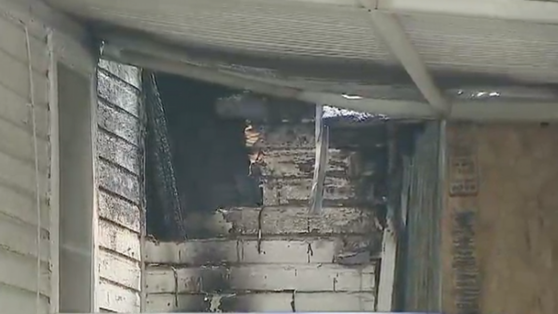 Mujer de la tercera edad es rescatada de su casa en llamas en Fort Worth