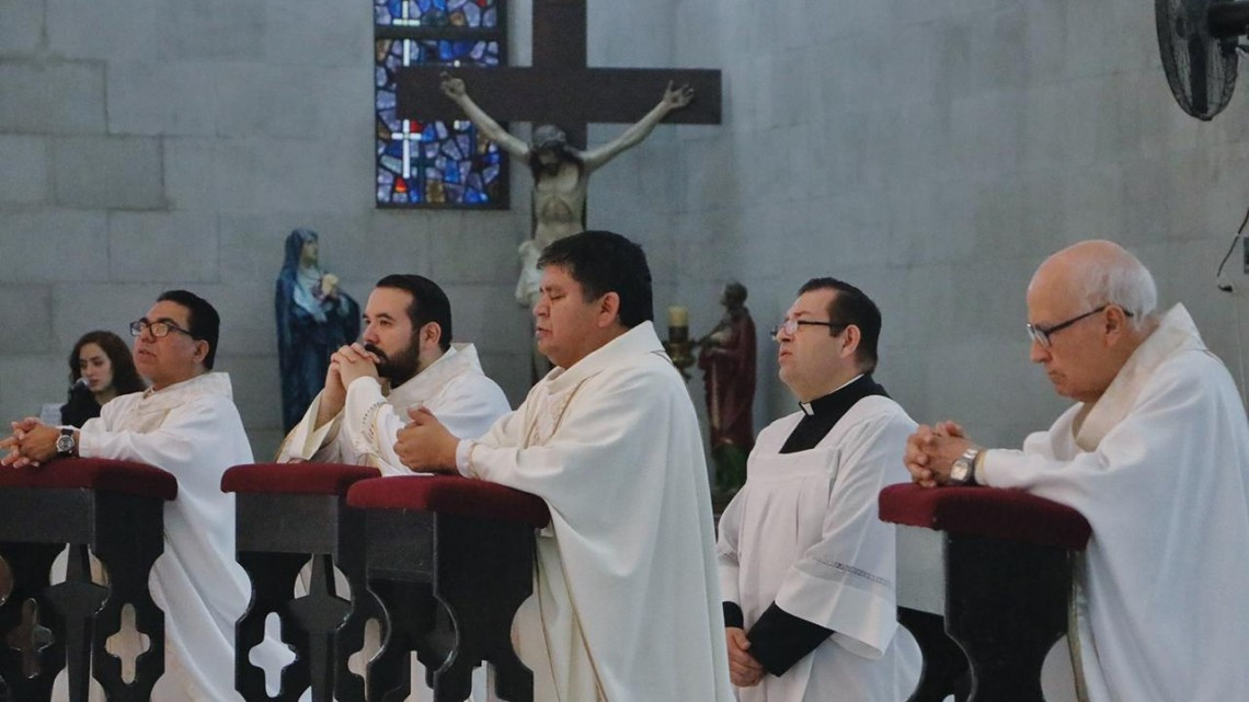 Celebración sin feligreses del Sacremento del Sacerdocio pese a COVID-19 en Nuevo Laredo