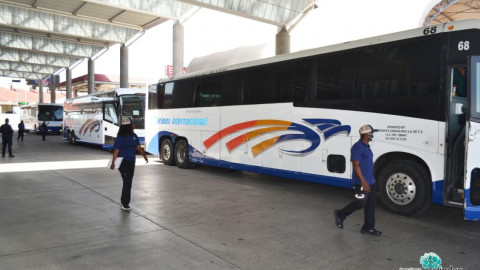Vacunan a empleados de maquiladoras en Puente Internacional Juarez-Lincoln