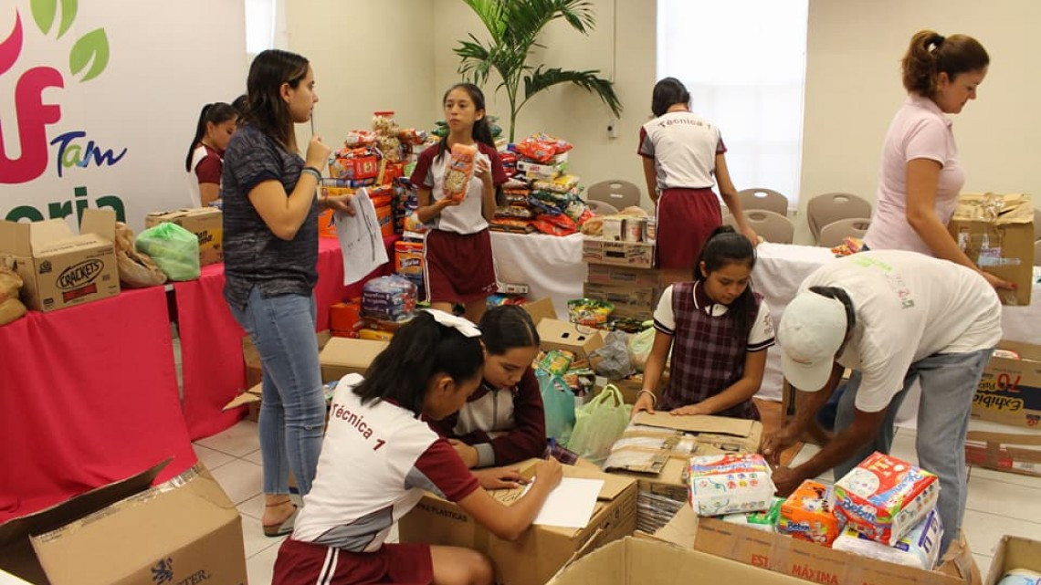 Voluntarios apoyan en centro de acopio de DIF Victoria