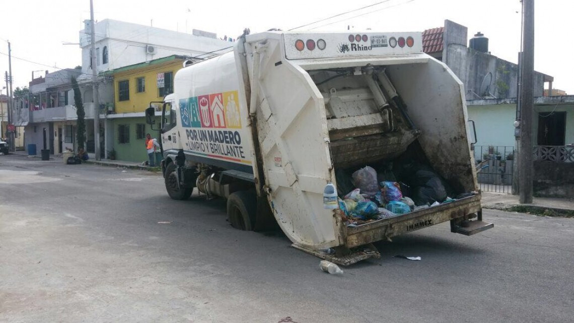 Se hunde camión de basura en socavón