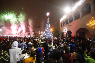 Viven neolaredenses encendido del pino 2022