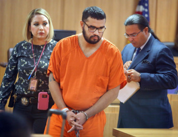 Hombre acusado con cargos de asesinato comparece