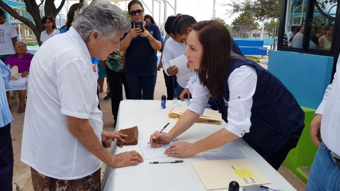 Entregan apoyos a adultos mayores en Reynosa 