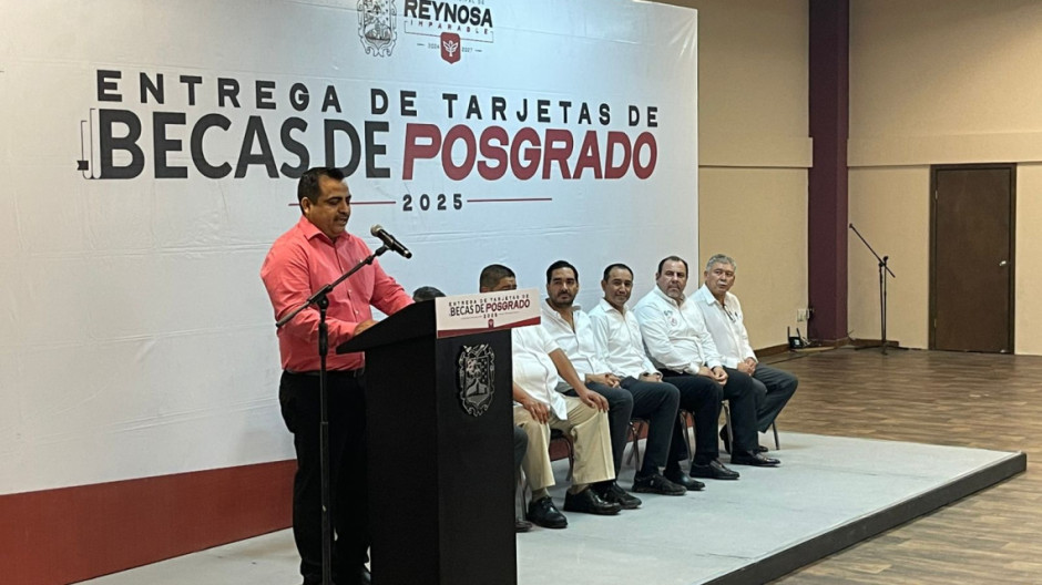 Alcalde entrega becas de posgrado a profesionistas de Reynosa