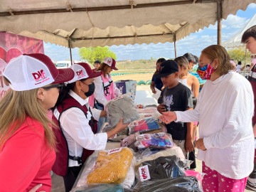 Beneficia DIF a familias del poniente de la ciudad con brigada abrazando corazones