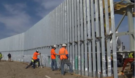 Tramos del muro fronterizo de EU en peligro de derrumbarse