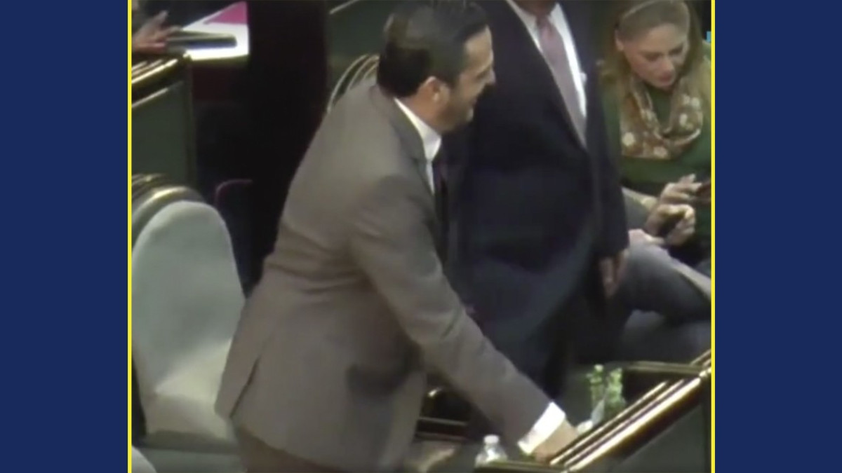 Diputados son sorprendidos haciendo votos fantasma 
