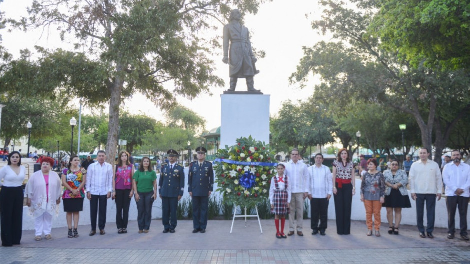 Disfrutan neolaredenses desfile por el 209 Aniversario del Inicio de la Independencia