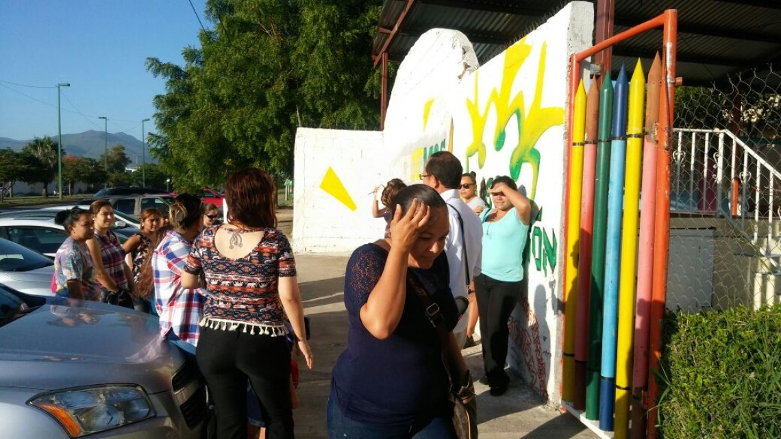 Padres de familia piden destitución de directora⁠