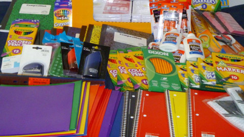 Dona Patrulla Fronteriza útiles escolares