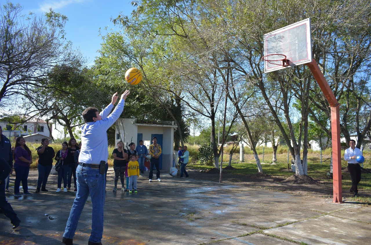 Padres de familia agradecen al Presidente Municipal su compromiso con la educación
