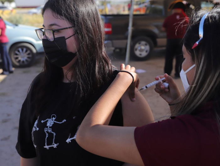 Vacuna Gobierno Municipal a menores de edad y maestros