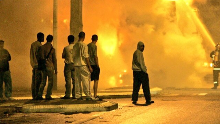 Detienen a 28 personas en quinta noche de violencia en suburbios de París