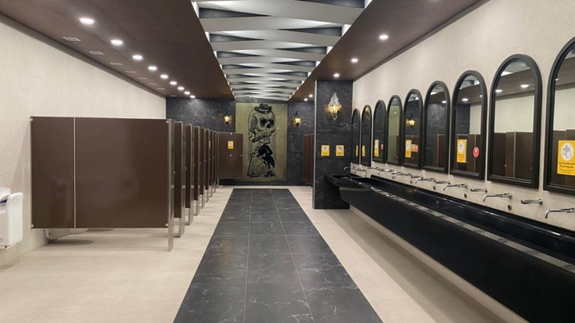 Lucha Libre y Xochimilco son plasmados en la decoración de los baños de AIFA 