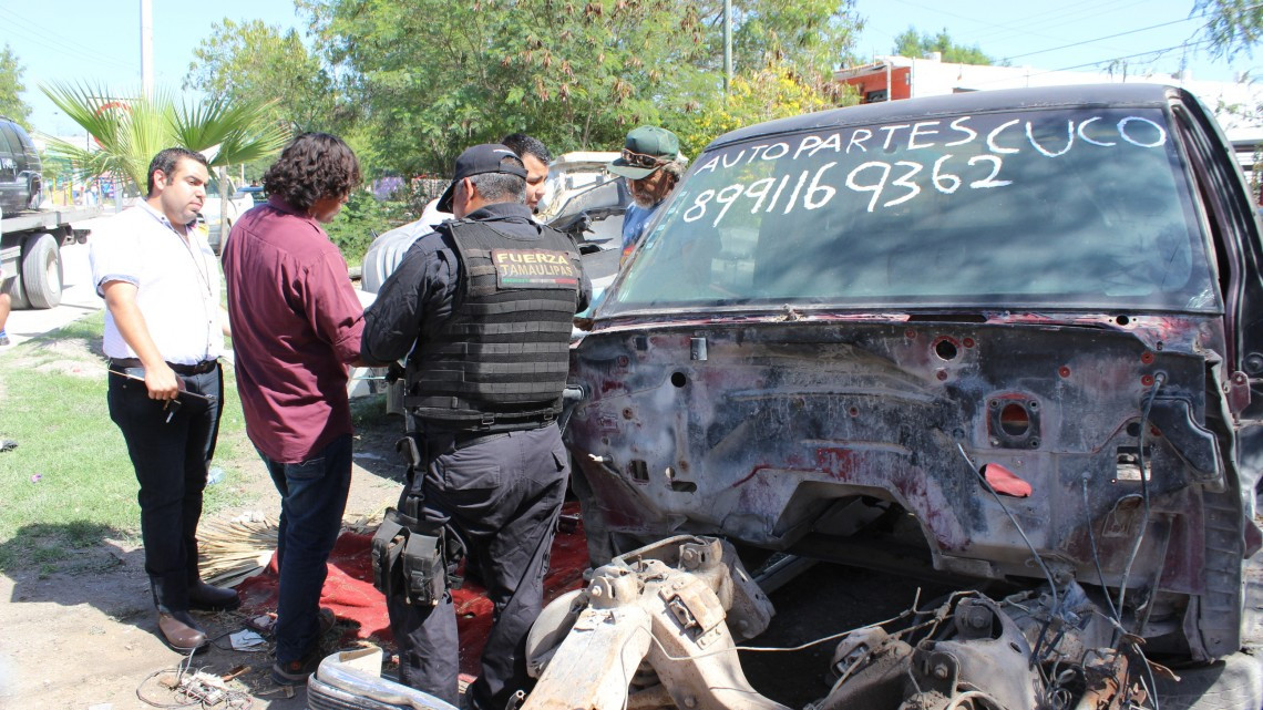 Retiran vehículos desmantelados por invadir vía pública