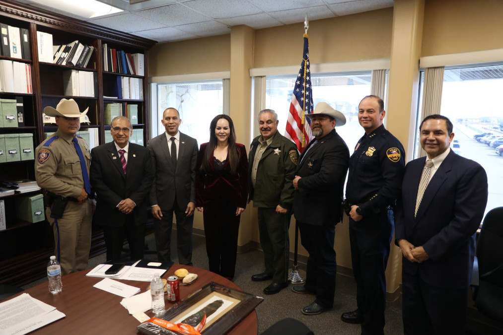 Expone alcaldesa Carmen Lilia Canturosas Villarreal proyectos binacionales a congresista de Estados Unidos 