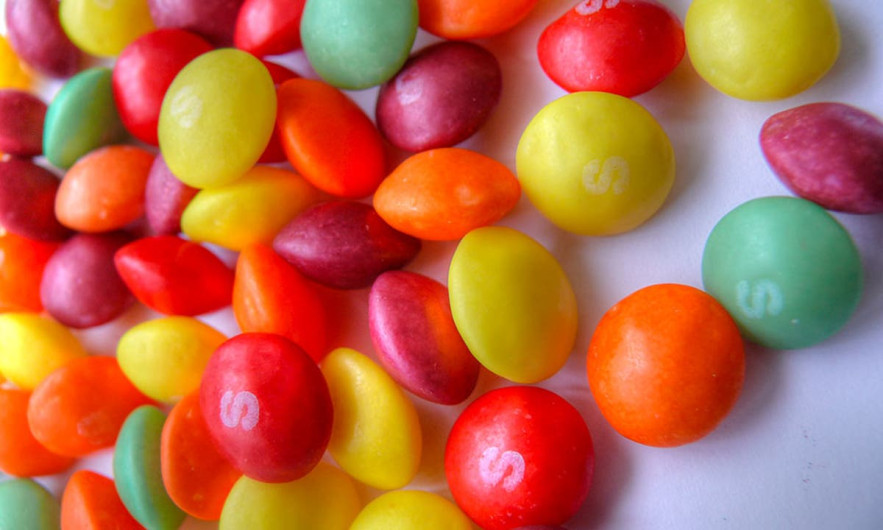 Retiran lotes de dulces Skittles por presencia de hebra de metal