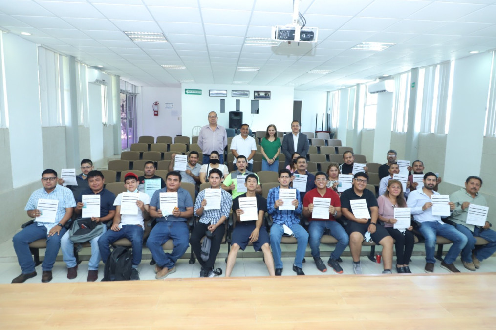 Egresados de capacitación industrial reciben certificación de la Secretaría del Trabajo 