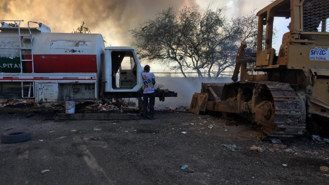 Dantesco incendio consume el relleno sanitario de Victoria