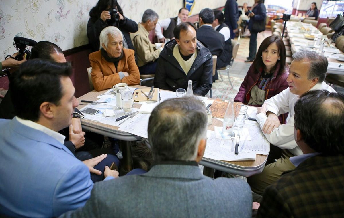 Jóvenes queretanos reciben a Meade