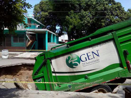 Camión recolector cae en socavón en la colonia Lázaro Cárdenas