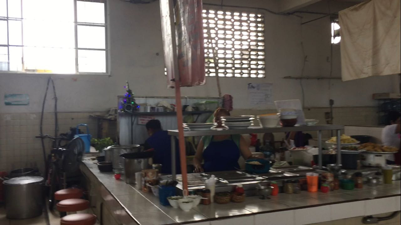 Instalan enrejado en ventanas del mercado gastronómico de Madero