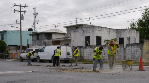 Ayuntamiento realiza labores de bacheo