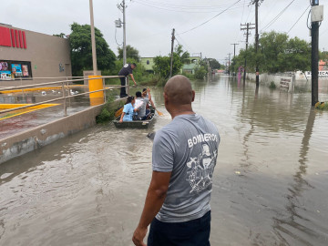 Con lanchas Protección Civil y Bomberos, sacan a familias de zonas inundadas