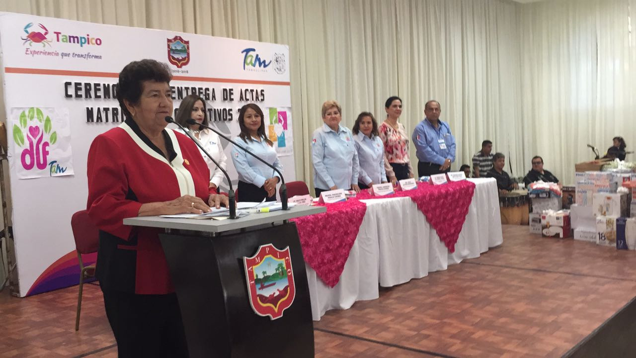 Reciben acta de matrimonio 115 parejas en Tampico 