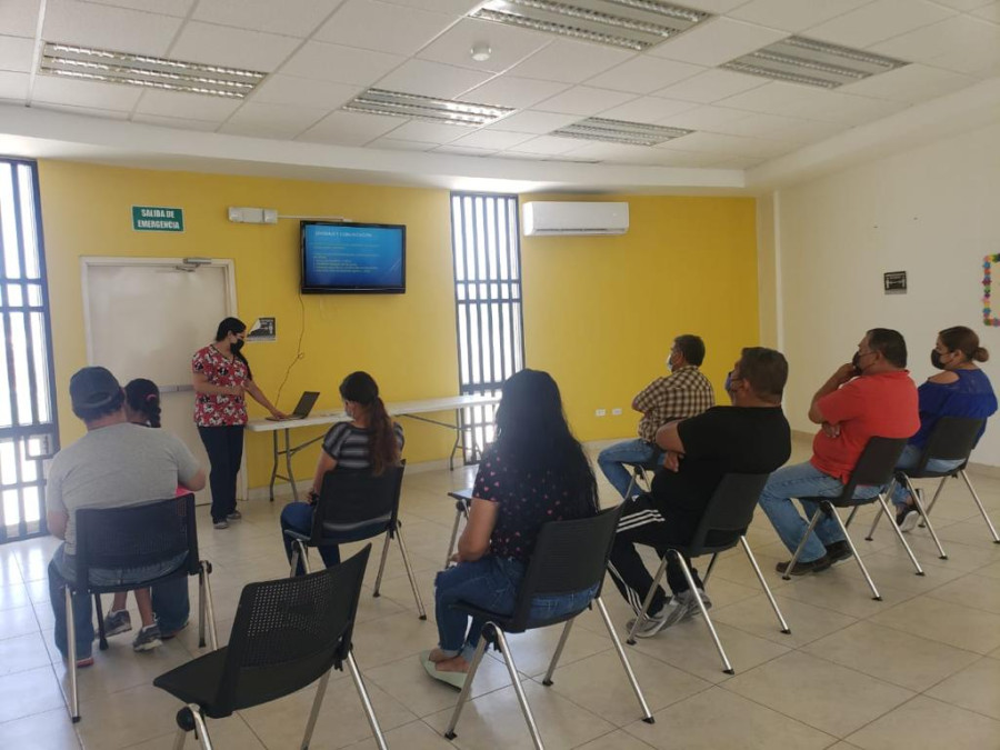 A través de pláticas padres de familia del centro de autismo aprenden los diferentes tipos de TEA