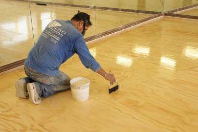 Concluyen obras de duelas para salones de danza