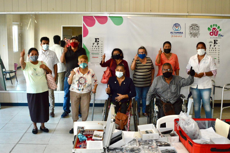 Benefician DIF Tamaulipas y DIF Altamira con lentes a personas con problemas de salud visual