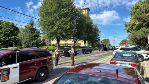 Mueren dos menores durante tiroteo en escuela católica de Minneapolis; atacante se quitó la vida 