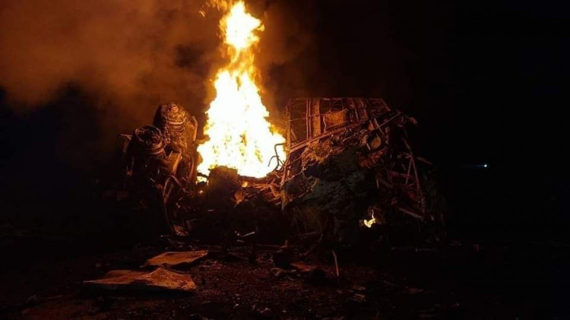 Choque entre pipa y autobús deja 15 muertos 