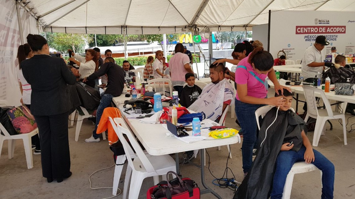 Realizan cortes de pelo a cambio de donativos para damnificados