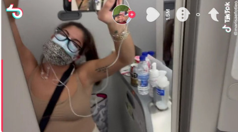 Mujer se aísla en baño de avión al enterarse que dio positivo a COVID-19