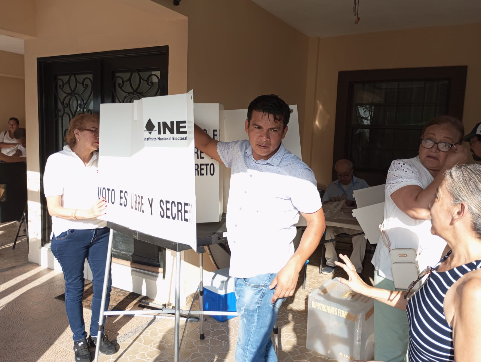 Molestia entre votantes de Matamoros por abrir tarde casillas electorales