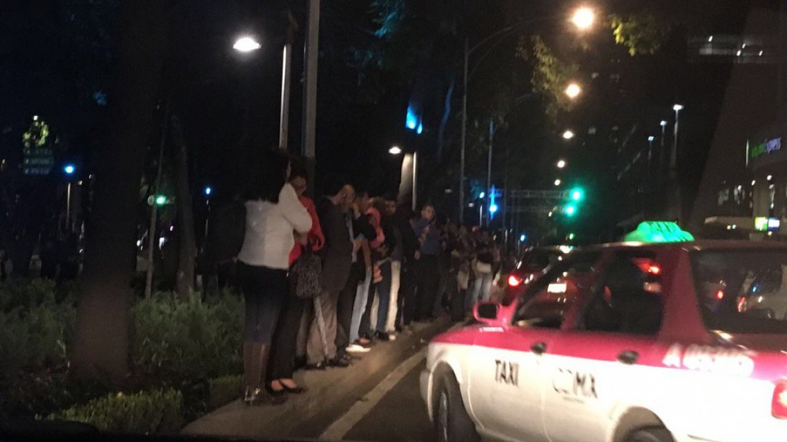 El sismo causó al menos 30 muertos y daños materiales